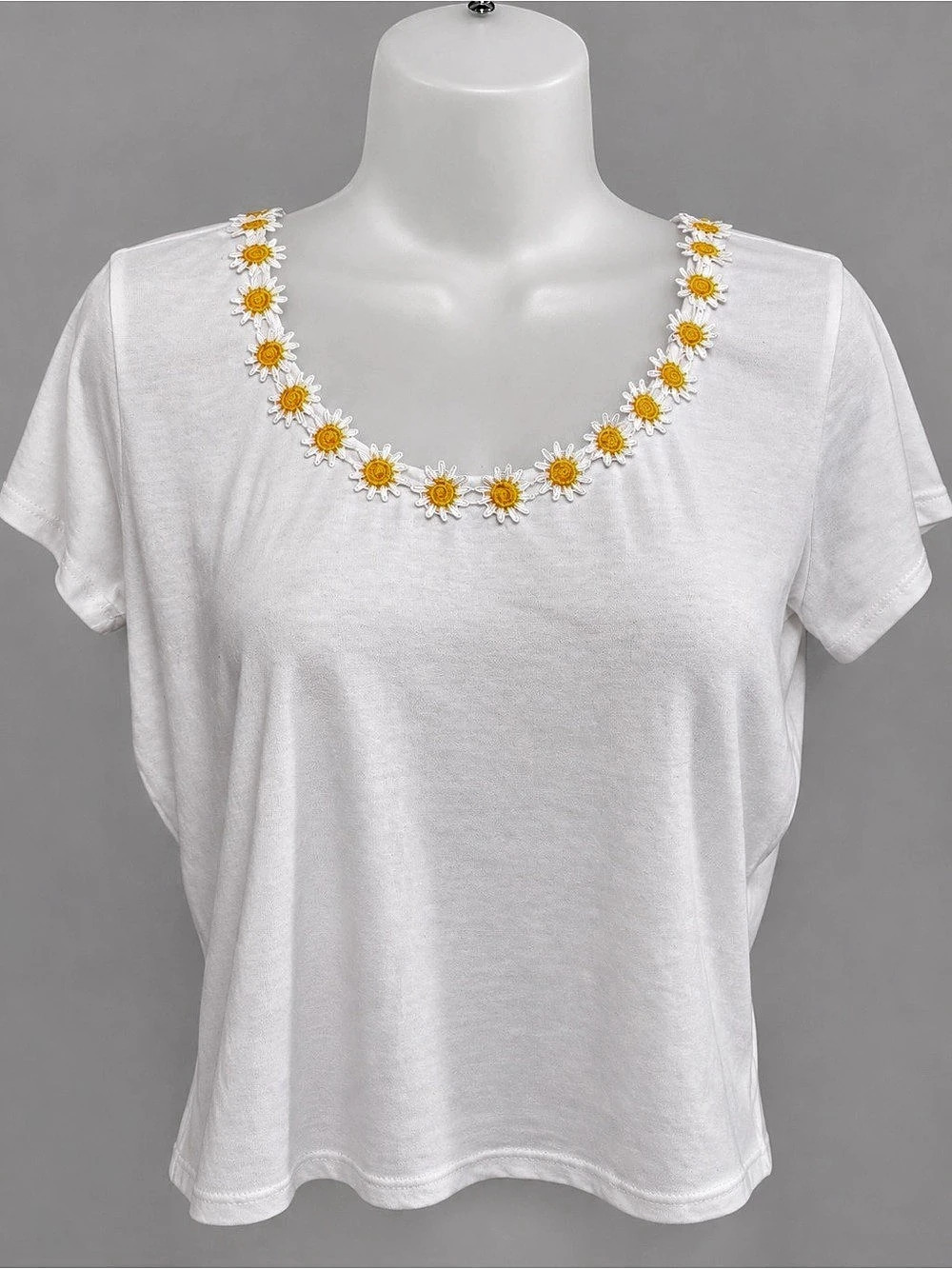 dELiA*s Vintage Daisy Trim Cropped Tee White Yellow Made in USA Size L